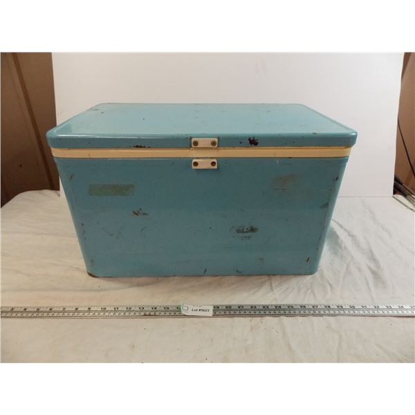 Coleman baby blue cooler (missing latch)