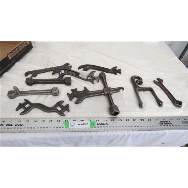 (9) unique wrenches, most are IH