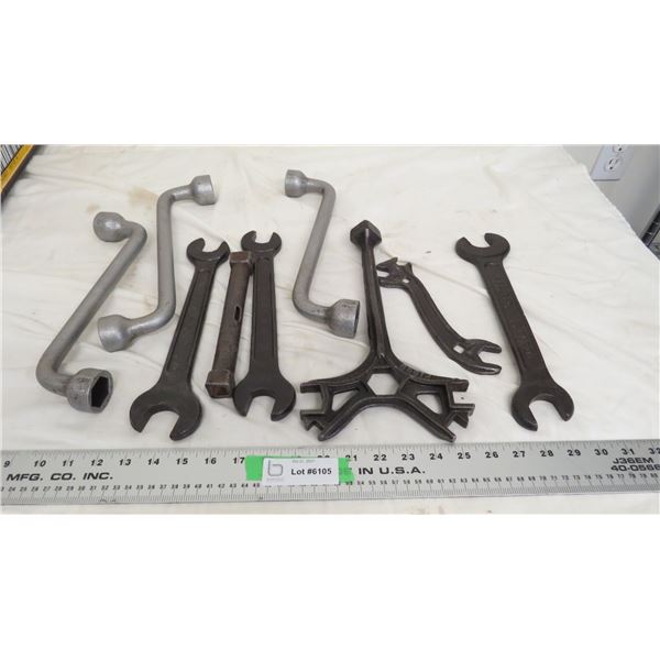 9 vintage wrenches (some IH)