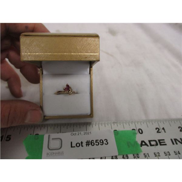 10kt gold ring in case
