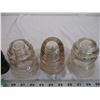 Image 2 : 5 insulators (2 are green)