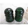Image 3 : 5 insulators (2 are green)