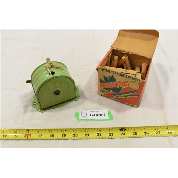 Vintage Portable Clothes Line & Vintage Clothes Pin in Original Box