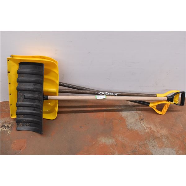 3 Plastic Blade Shovels