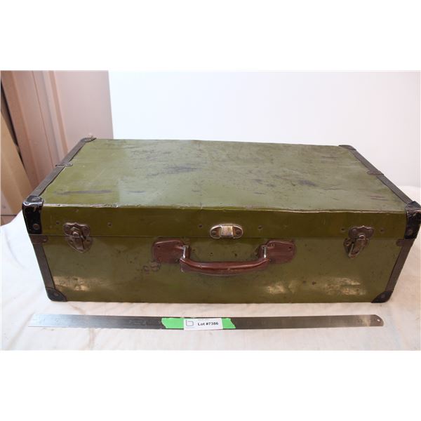 Vintage suitcase 25.5”x13”