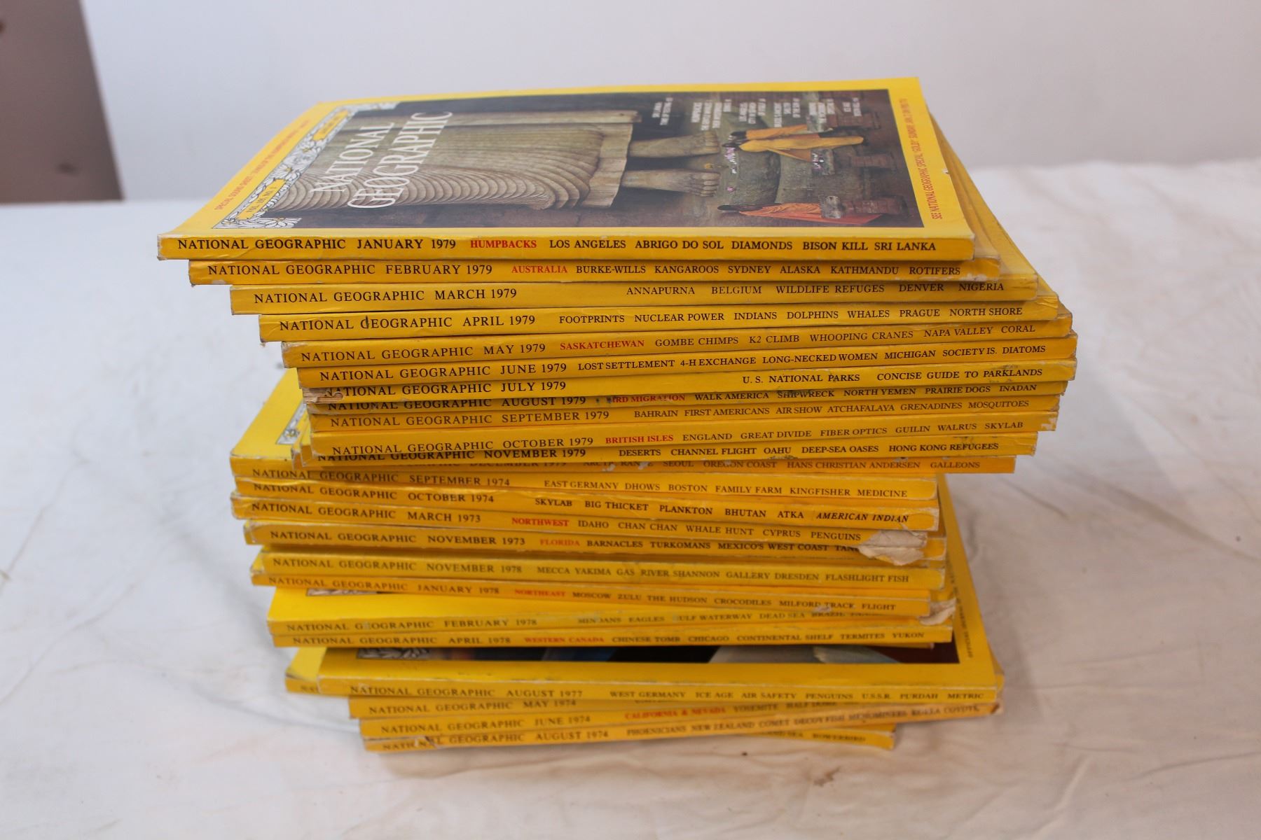 1970s National Geographic magazines 1979 set)
