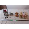 Image 1 : misc. Items; clock, usb, condiment set