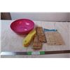 Image 1 : Wooden cloths pins, scrub brush, plastic bowl