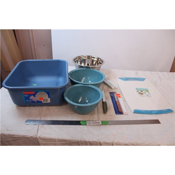 misc. Items; plastic basin, cutting board, knives