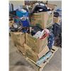 Image 2 : PALLET OF CLOTHING, SUIT CASES, BAGS & MORE