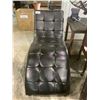 Image 1 : BLACK CHAISE LOUNGE CHAIR