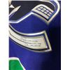 Image 2 : NEW WITH TAGS AUTOGRAPHED REEBOK CANUCKS JERSEY SIZE L UNKNOWN AUTOGRAPH