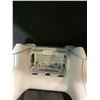 Image 2 : 3 XBOX CONTROLLERS - 1 MISSING BATTERY