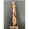 Image 2 : FIRST NATIONS HAND CARVED TOTEM JUD TESS 1995 APPROX. 9.75 X 25.5"