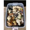 Image 2 : BIN OF ASSORTED COLLECTIBLES AND HOME DECOR