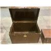 Image 2 : TRUNK APPROX. 36 X 21.5 X 25.5" DAMAGED LOCK