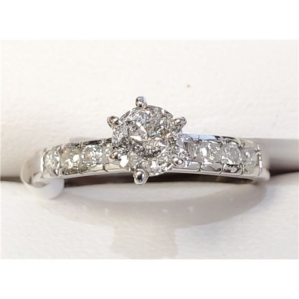 14K DIAMOND (0.6CT) W/ 8 SIDE STONES (0.3CT) RING SIZE 6