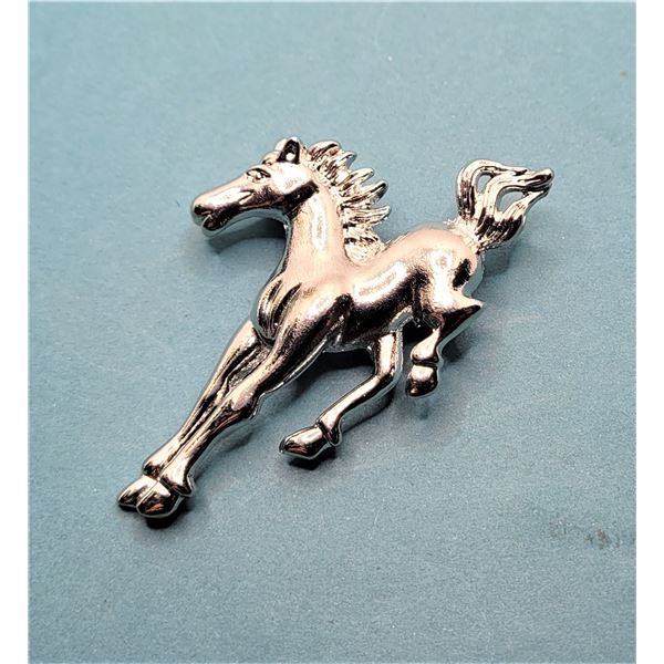 21)  TIBETAN SILVER MUSTANG BROOCH.