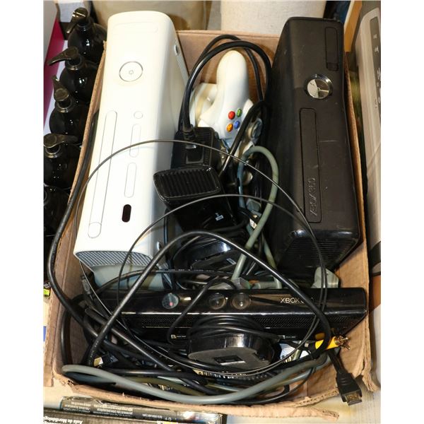 LOT OS 2 XBOX 360 WITH CABLES AND CONTROLLERS