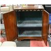 Image 2 : VINTAGE 2 DOOR LIQUOR CABINET APPROX 36" TALL