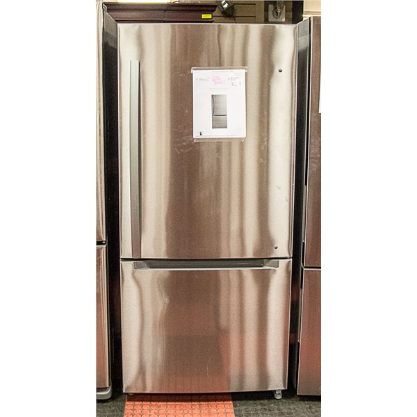 MOFFAT 29.5" 18.6CU FT S/S BOTTOM FREEZER FRIDGE