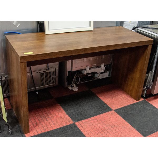 MEDIUM WOODGRAIN COMPUTER DESK/WORK STATION