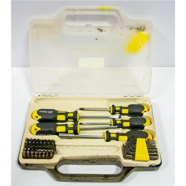 SET OF ASSORTED SCREWDRIVERS