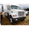 Image 4 : 2004 STERLING LT7500 Fuel / Lube Truck