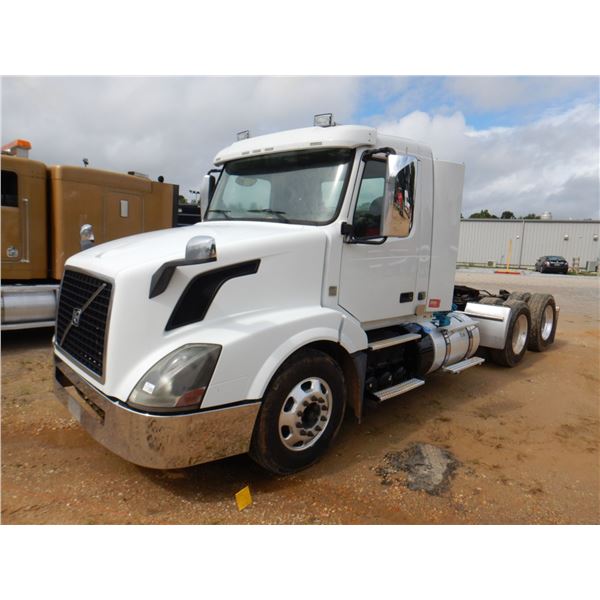 2014 VOLVO VN Day Cab Truck