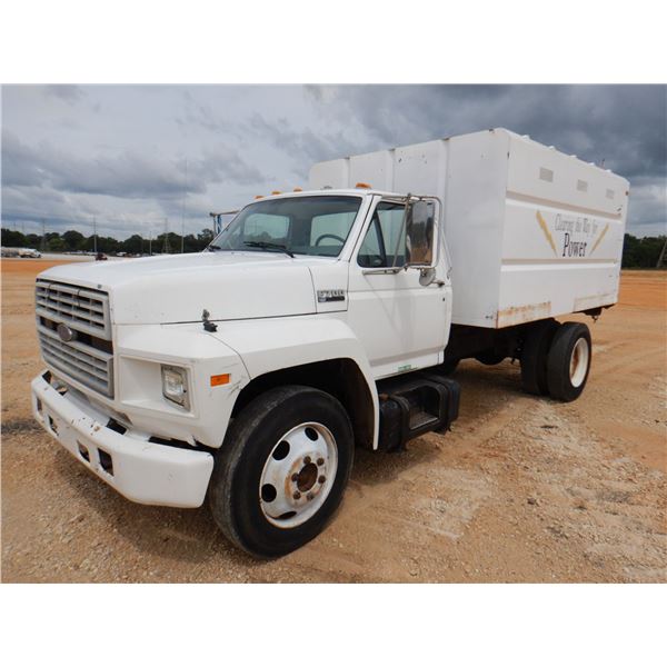 1994 FORD F700 Chipper Truck