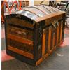 Image 2 : ORNATE ORNATE BARREL BACK STEAMER TRUNK