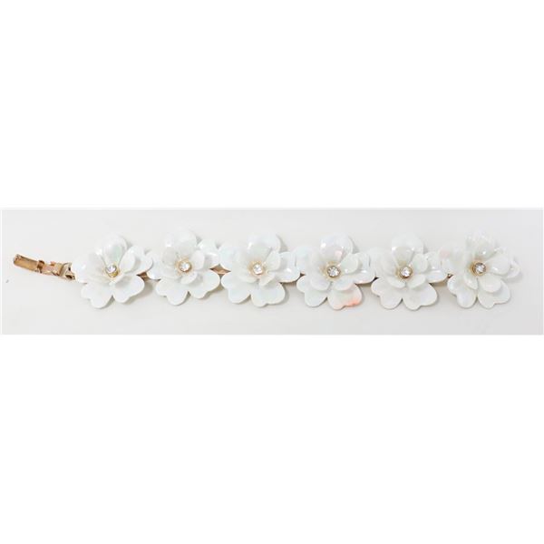 COSTUME JEWELLERY WHITE FLOWER BRACELET