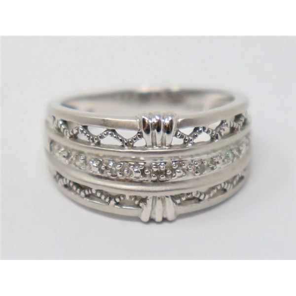 14K WHITE GOLD RING WITH CLEAR STONES