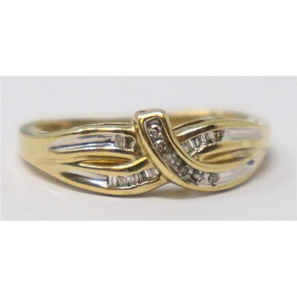 10K GOLD RING WITH CLEAR STONES