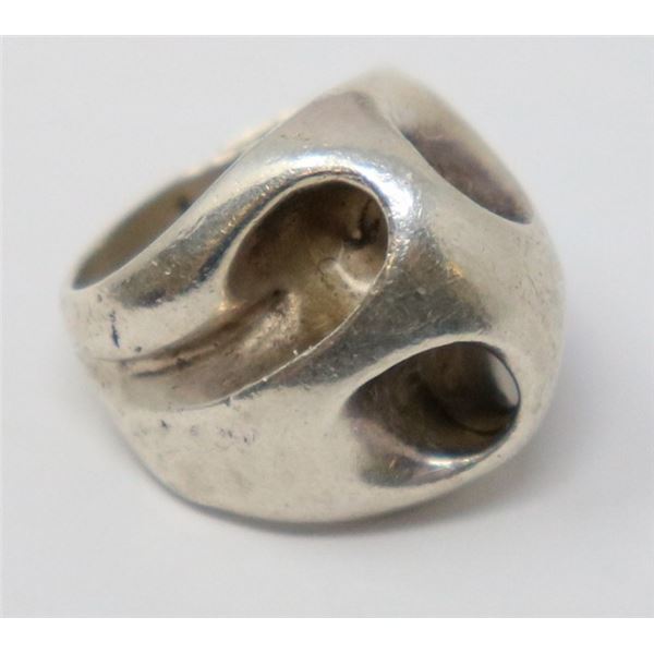 SILVER RING WITH PRIMITIVE PATTERN