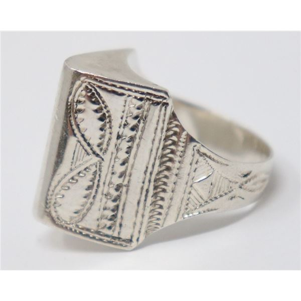 SILVER RING WITH HOLLOW BODY