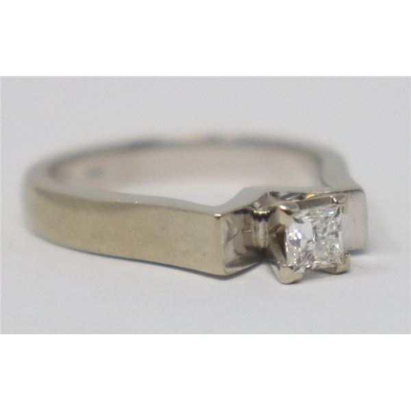 18K WHITE GOLD POLAR BEAR DIAMOND SOLITAIRE