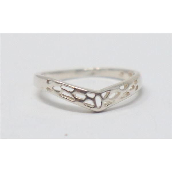SILVER RING, SIMPLE PATTERN, APPROX. SIZE 4.5