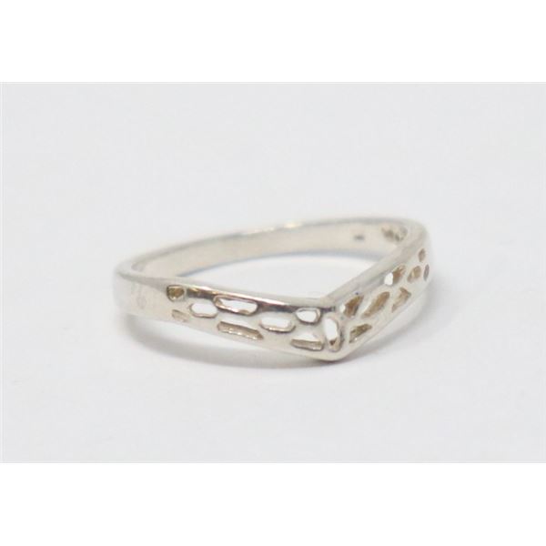 SILVER RING, SIMPLE PATTERN, APPROX. SIZE 4.5