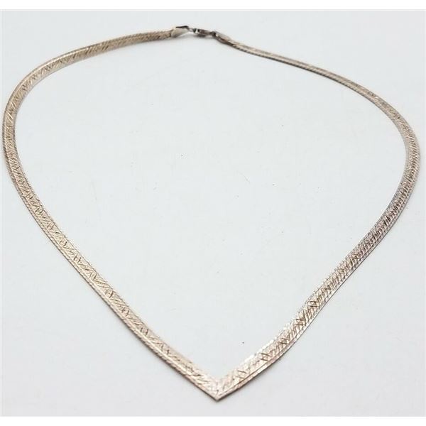ESTATE 925 SILVER NECKLACE W/ V-NECK ACCENT
