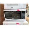 Image 1 : White RCA Microwave - 0.7 cu ft - 700 Watt