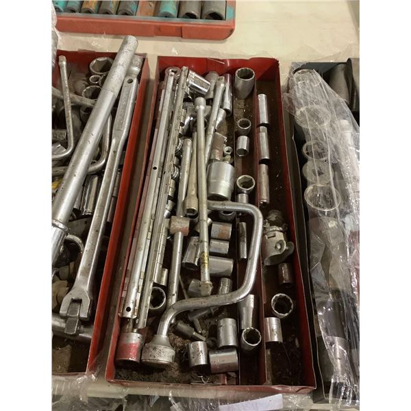 Tray of assorted rachets & sockets drivers
