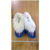 Image 1 : Ladies Size 6 Indigenous Moccasin Slippers