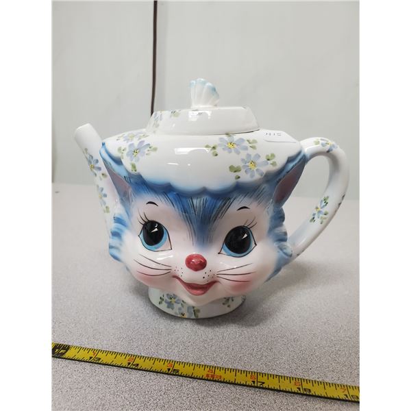 Cat tea pot (chip on spout)
