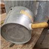 Image 6 : 3 galvanized pails