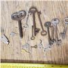 Image 2 : large lot of old skeleton keys
