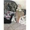 Image 3 : MISC LOT BAG BLANKET ETC