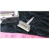 Image 2 : VINTAGE VALET AUTO STROP SAFETY RAZOR IN ORIGINAL SILVERTONE CASE - MADE IN CANADA