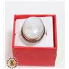 Image 1 : 8)  NATURAL LARGE OVAL MOONSTONE RING SET IN