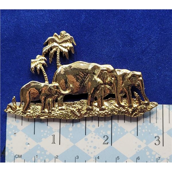 19)  GOLD TONE ELEPHANTS ON THE SAVANNA